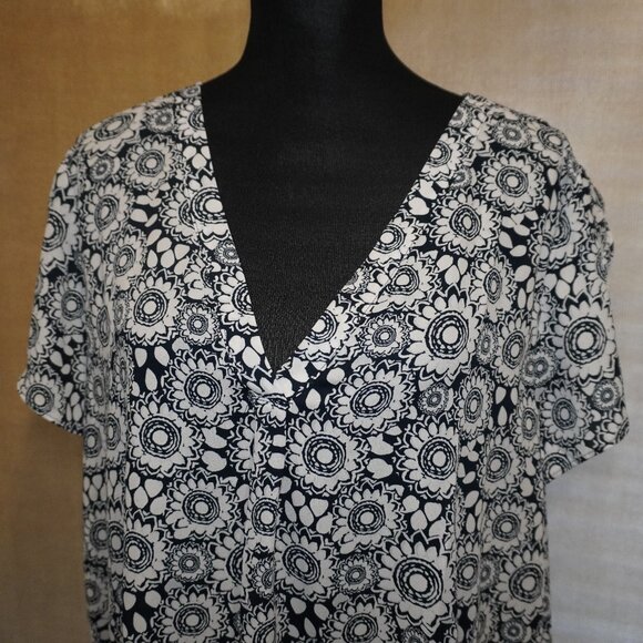 NWT- LOFT Navy and White Floral Print Short Sleeve Blouse - Picture 1 of 5